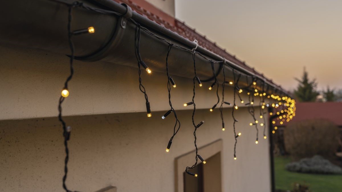 Kako pritrditi božične lučke na hišo?