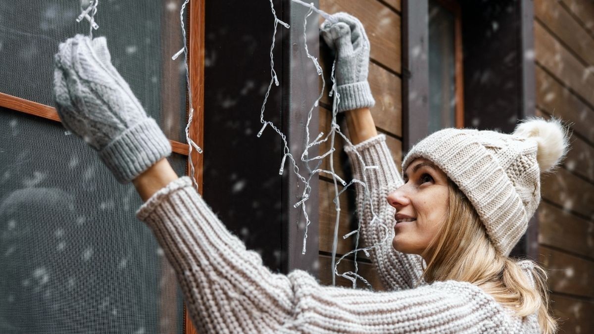 Hogyan díszítsünk karácsonyi világítással? Modernen, okosan és energiatakarékosan!