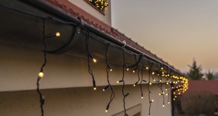 Ako pripevniť vianočné osvetlenie na dom?