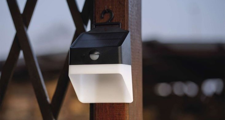 Dlaczego warto kupić naświetlacz solarny do ogrodu i co należy wziąć pod uwagę podczas jego instalacji i użytkowania?