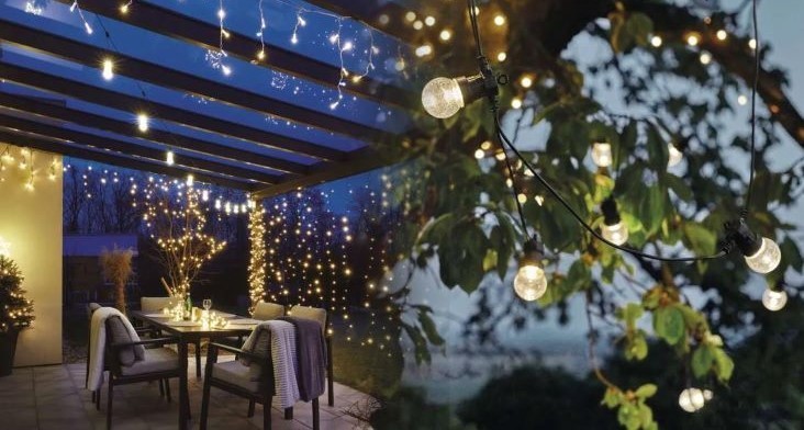 Kako okrasiti poletno teraso? Odkrijte girlande LED, povezovalne svetlobne verige in barvite ambientalne zunanje luči
