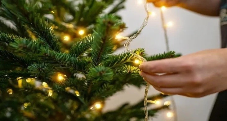 Vianočné osvetlenie: ako ho správne rozmotávať, zavesiť a uskladniť
