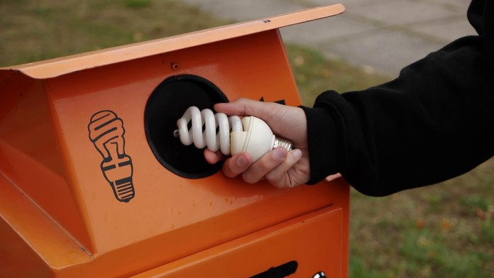 Kam vyhodit staré nebo rozbité žárovky a co se s nimi pak děje?