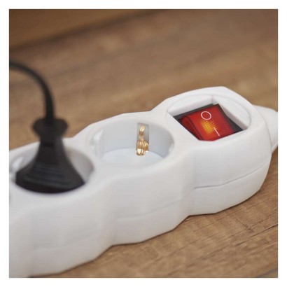 Ilgintuvas 1,5 m / 3 lizdai / su jungikliu / baltas / PVC / 1 mm2 