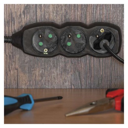 Prodlužovací kabel 5 m / 3 zásuvky / černý / PVC / 1 mm2