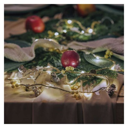 LED Ziemassvētku vītne – priežu čiekuri, 1,7 m, 2x AA, lietošanai iekštelpās, silti balta