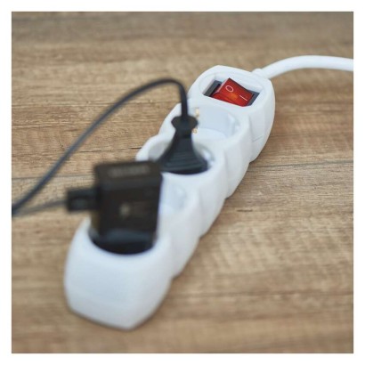 Ilgintuvas 5 m / 4 lizdai / su jungikliu / baltas / PVC / 1,5 mm2 