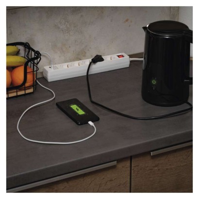 Hosszabbító 3 m / 5 aljzat / kapcsolós / fehér / 1× USB-A + 1× USB-C  / 1,5 mm2