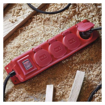 Hosszabbító 5 m / 4 aljzat / kapcsolós / fekete-piros / gumi-neoprén / 1,5 mm2