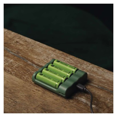 Nabíječka baterií GP Everyday B421 + 4× AA ReCyko 2700 + USB