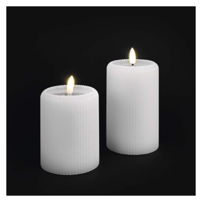 LED dekorācijas – 2 vaska sveces ar reālu liesmu, 4 AA baterijas, silti balta gaisma, tai