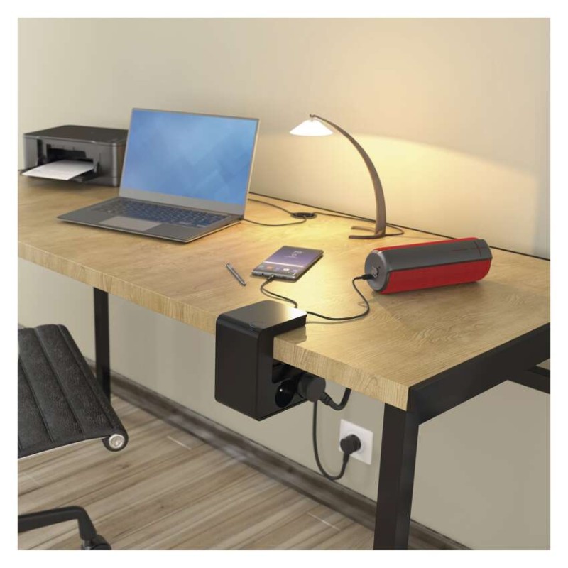 Legrand prodlužovací kabel 1,5 m / 4 zásuvky / s USB / černá / PVC / 1,5 mm2