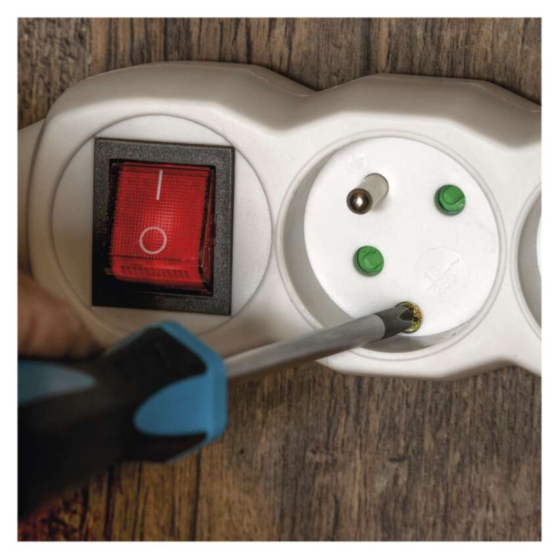 Prodlužovací kabel 2 m / 6 zásuvek / s vypínačem / bílý / PVC / 1 mm2