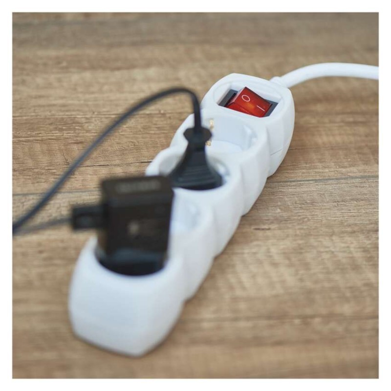 Ilgintuvas 3 m / 4 lizdai / su jungikliu / baltas / PVC / 1,5 mm2 