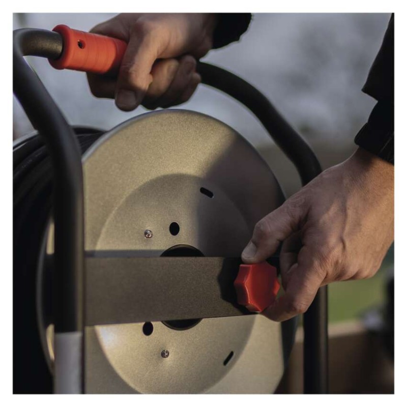 Venkovní prodlužovací kabel na bubnu 50 m / 4 zásuvky / černý / guma / 230 V / 1,5 mm2