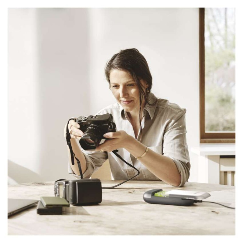 GP Akkumulátor töltő Charge 10 S491 + 4× AA