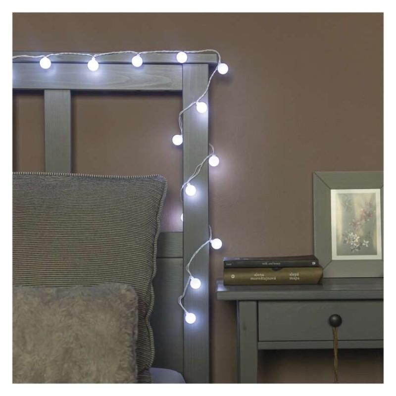 LED světelný cherry řetěz – kuličky 2,5 cm, 4 m, venkovní i vnitřní, studená bílá, časovač
