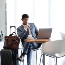 Ceļojuma universālais adapteris ārzemēs (Āzijā, Āzijā, Āfrikā)