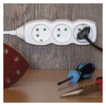 Przedłużacz 2 m / 6 gniazd / biały / PVC / 1 mm2