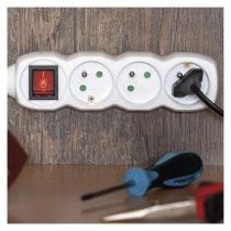 Przedłużacz 3 m / 3 gniazda / z wyłącznikiem / biały / PVC / 1,5 mm2