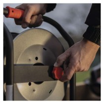 Venkovní prodlužovací kabel na bubnu 25 m / 4 zásuvky / černý / guma / 230 V / 1,5 mm2