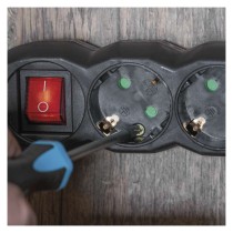 Hosszabbító 1,5 m / 3 aljzat / kapcsolós / fekete / PVC / 1 mm2