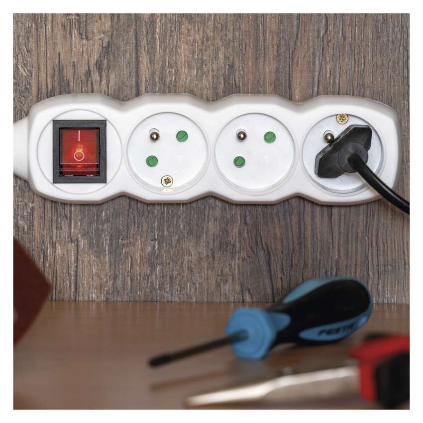 Predlžovací kábel 7 m / 4 zásuvky / s vypínačom / biely / PVC / 1,5 mm2