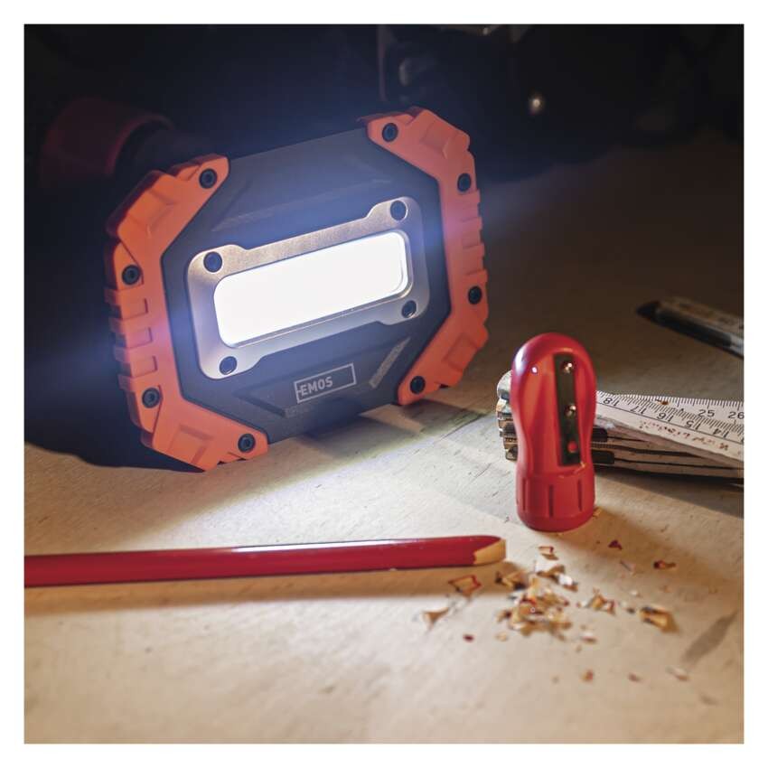 Ročna LED delovna svetilka COB LED, 700 lm, 4× AA