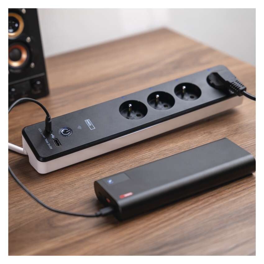 GoSmart Przedłużacz 2 m / 4 gniazda / z wyłącznikiem / z USB / biało-czarny / PVC / 1,5mm2