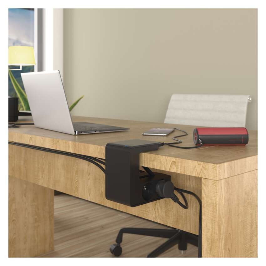 Legrand predlžovací kábel 1,5 m / 4 zásuvky / s USB / čierná / PVC / 1,5 mm2