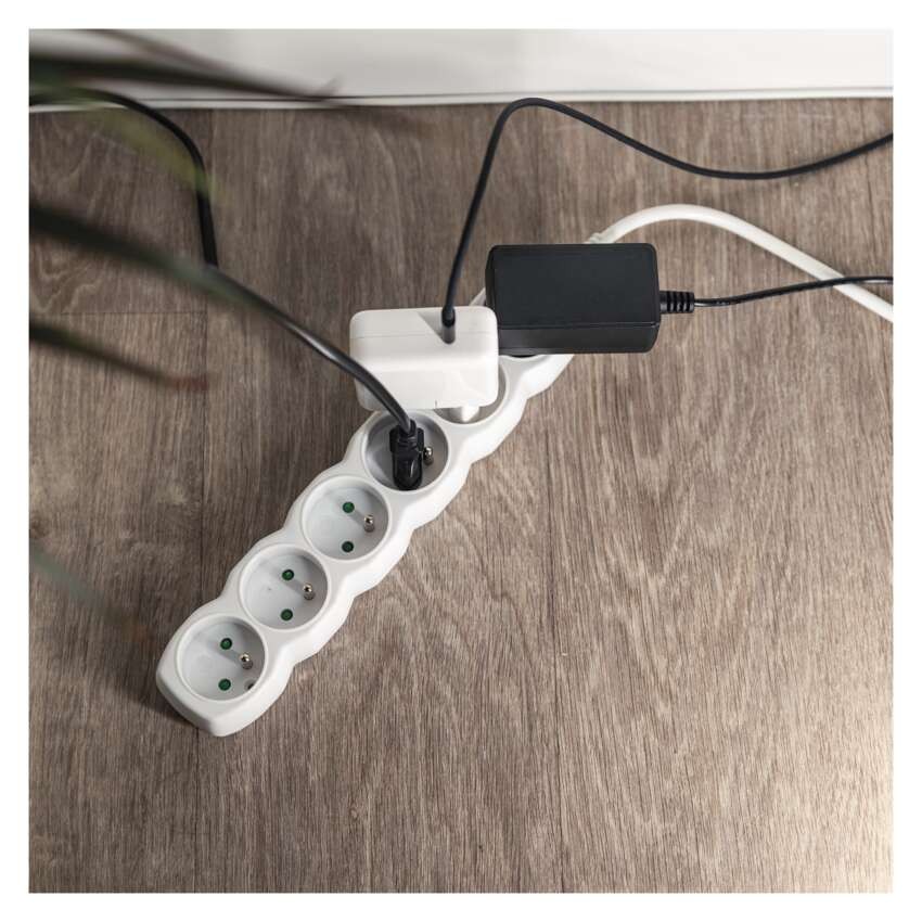 Prodlužovací kabel 3 m / 6 zásuvek / bílý / PVC / 1,5 mm2
