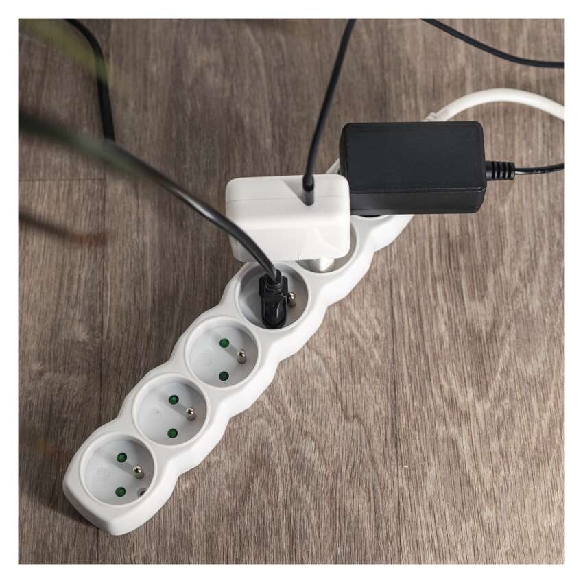 Podaljšek 1,4 m  /  6 vtičnic  /  beli  /  PVC  /  1 mm2